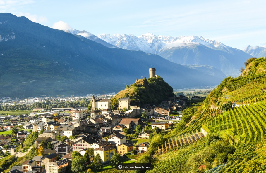 Village, vignobles et montagnes du Valais